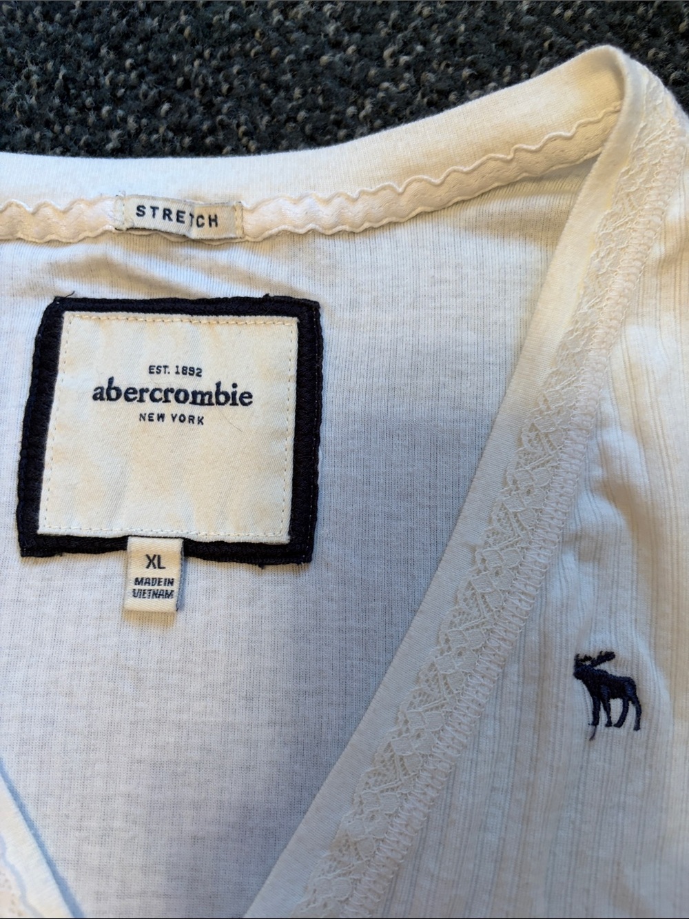 Abercrombie & Fitch white V-Neck Short Sleeve Tee - Picture 2 of 8